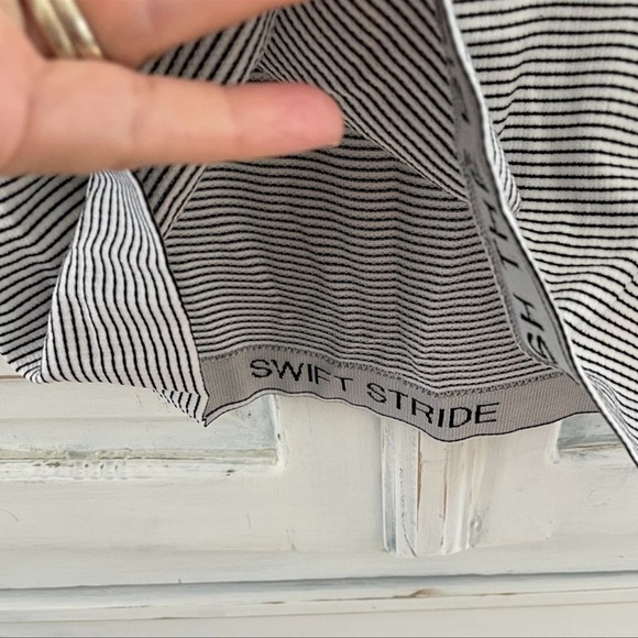Lululemon Swiftly Tech Short Sleeve Shirt White Black Stripe 12 - Picture 4 of 5